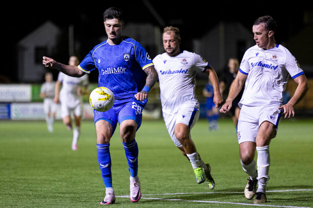 Ben Ahmun of Haverfordwest County in action against Billy Borge of Penybont.
Haverfordwest County v Penybont in the JD Cymru Premier at Richmond Park on the 22nd August 2024