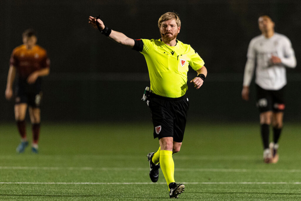 CARDIFF, WALES. 9TH NOVEMBER 2024: 
Referee David Morgan during the second half.
Cardiff Metropolitan University v Bala Town in the JD Cymru Premier at Cyncoed Campus on the 9th November 2024. (Pic by Lewis Mitchell/FAW)